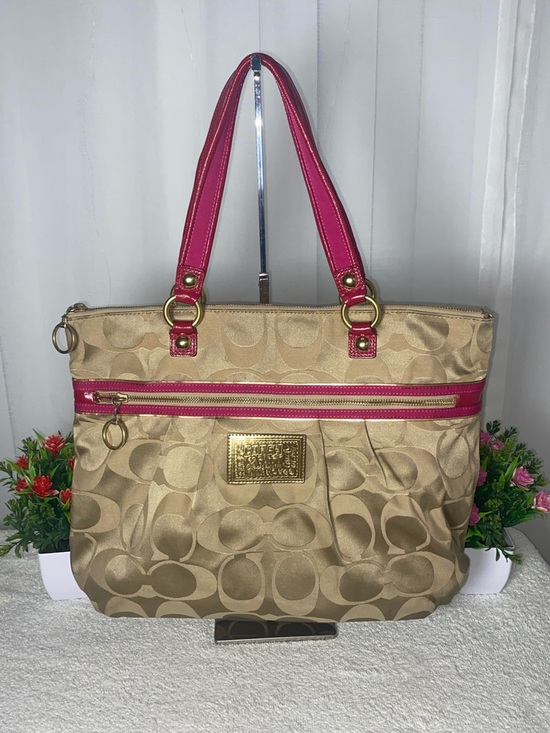 Coach Handbags - GUC Coach Poppy Daisy Sig Tote